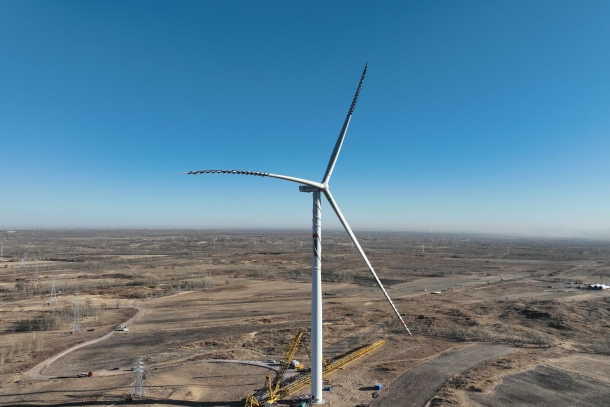 图为首台风机吊装完成