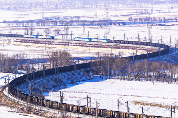 图为新宝gg保供列车蜿蜒行驶在神朔线上